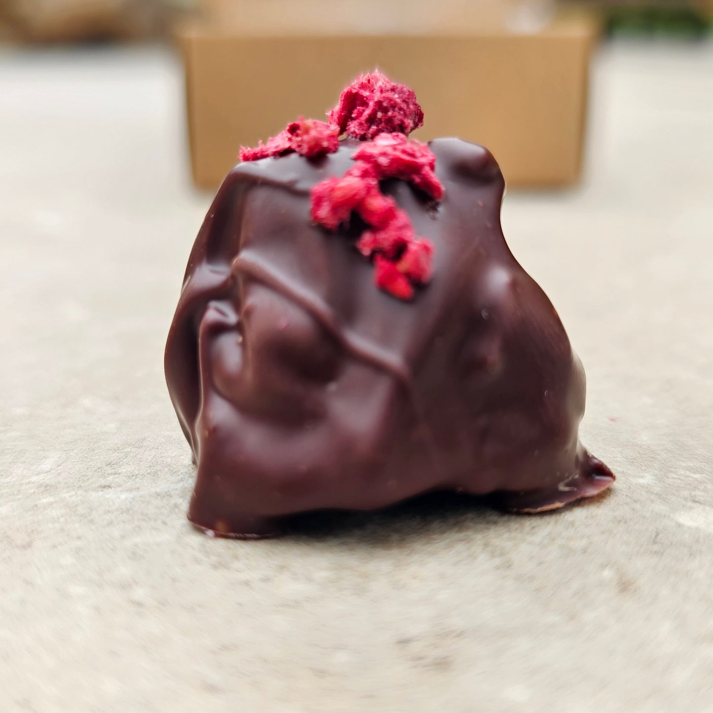Dattelpraline Himbeere, fermentierte Creme & Kakao