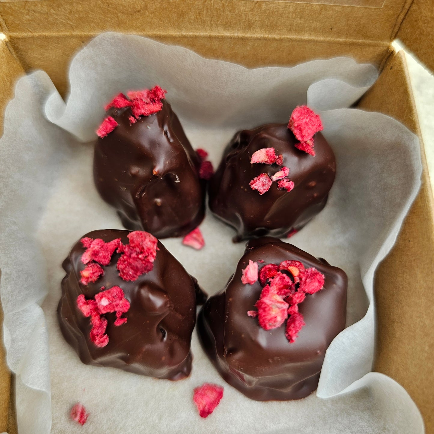 Dattelpraline Himbeere, fermentierte Creme & Kakao